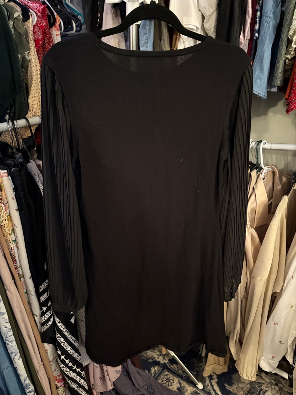 Black Pleated-Sleeve Midi Dress by - Picture 4 of 6